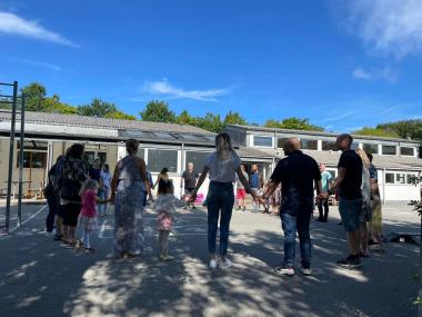 Børn og lærere står i rundkreds på Ellidshøj Skole